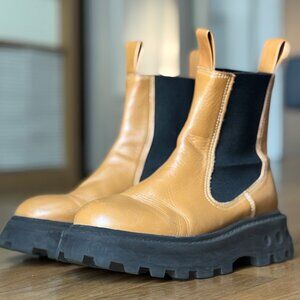 SIMON MILLER Scrambler Leather Platform Chelsea Boots In Toffee/Tan